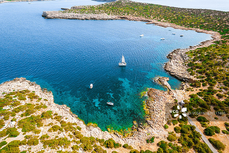 夏季伊维萨岛停泊船只鸟瞰图片素材