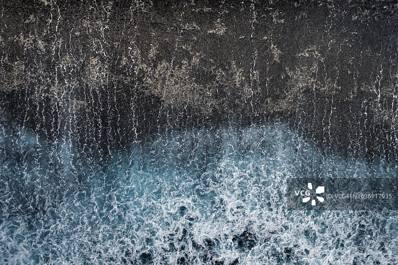 澳大利亚西澳大利亚州埃斯佩兰斯，无人机视角拍摄的流向裸露岩层边缘的海浪图片素材