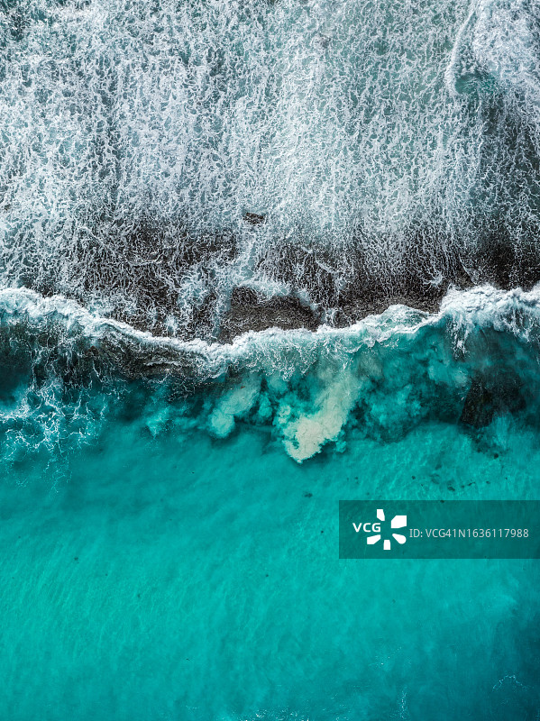 航拍海浪拍打岩石，澳大利亚暮光湾图片素材