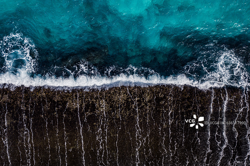 澳大利亚埃斯佩兰斯暮光湾海浪拍打岩层图片素材