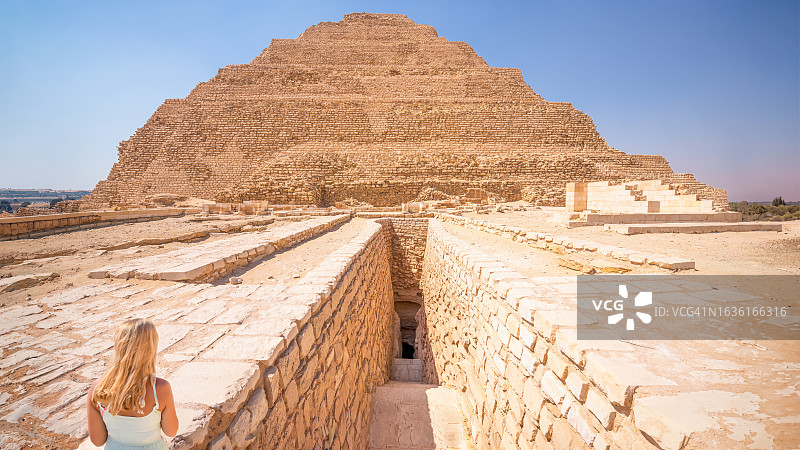 埃及塞加拉的左塞尔金字塔图片素材