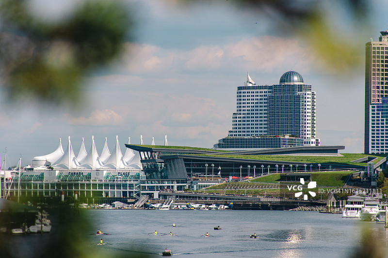 从远处看温哥华天际线和加拿大广场图片素材