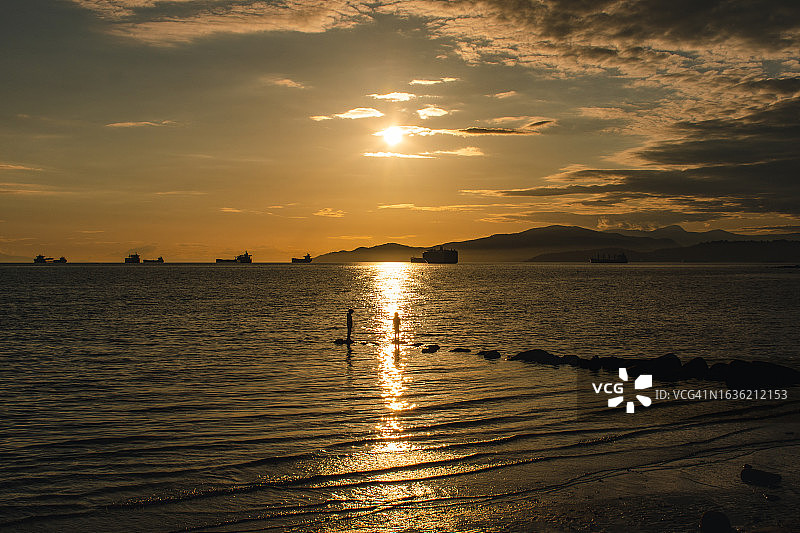 温哥华英吉利湾的日落图片素材