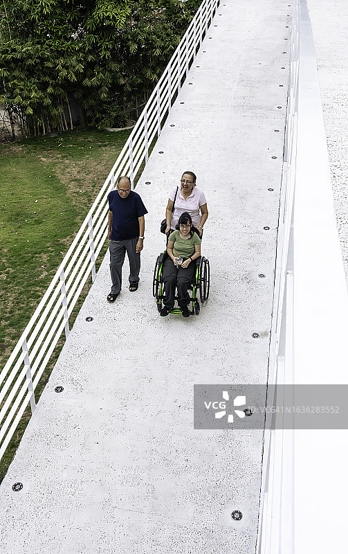 与祖父母在一起的残疾女孩图片素材