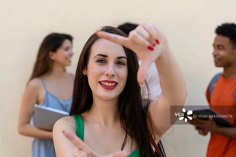 年轻女子和朋友们的微笑合影图片素材