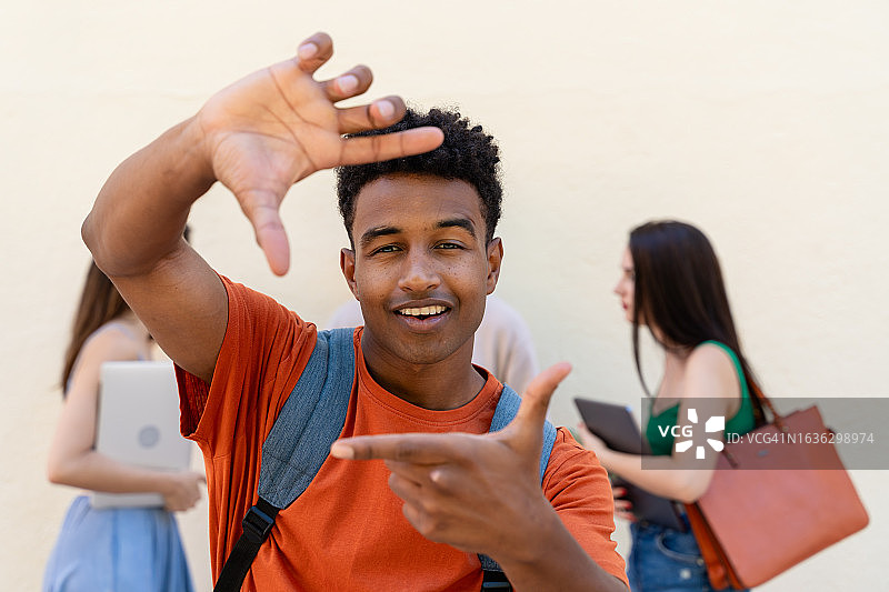 年轻的非洲裔美国男子与朋友微笑合影图片素材