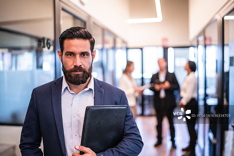 在办公室走廊的中年商人肖像图片素材