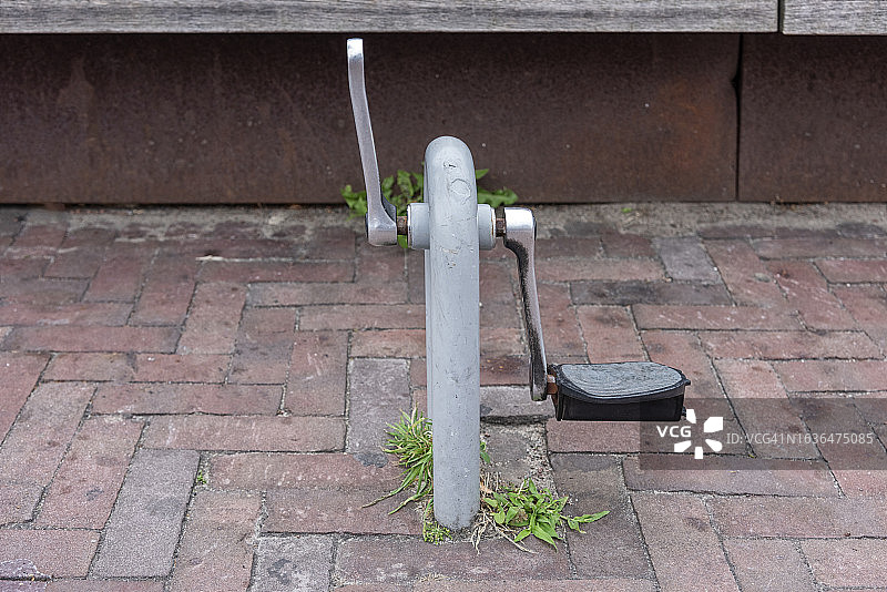 安装在U型钢管上的自行车脚踏板图片素材