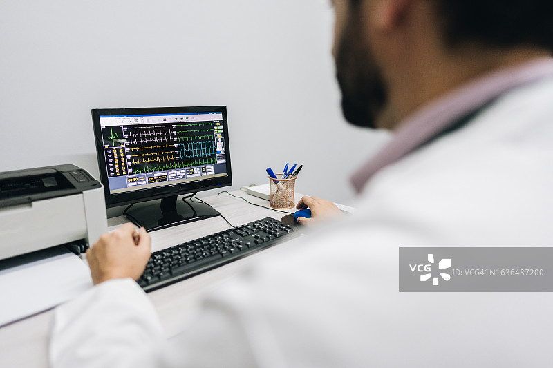 医生办公室里的电脑一览图片素材