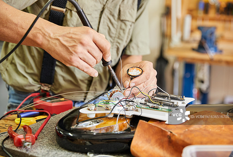 乐器工匠焊接电吉他线路图片素材
