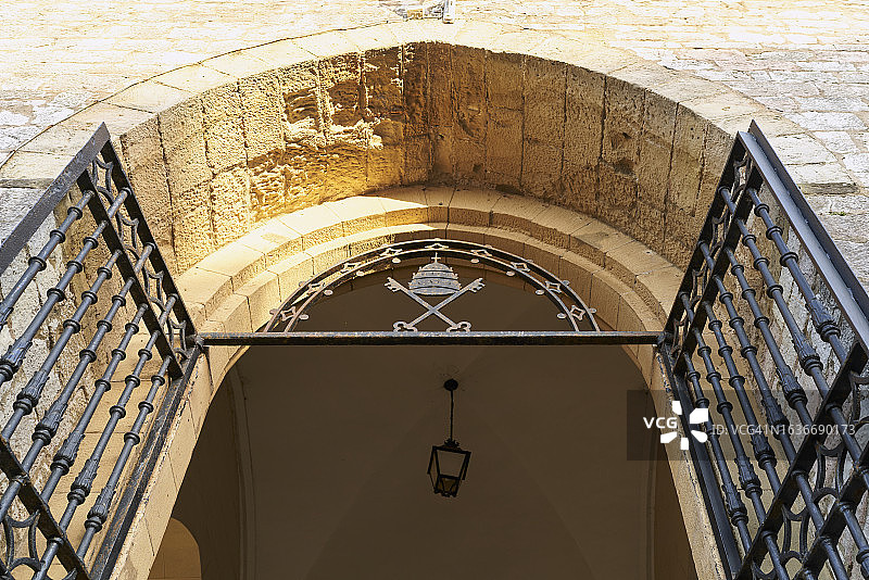 大教堂或旅游景点的外观，带有开放式格栅门，低角度拍摄，无人图片素材