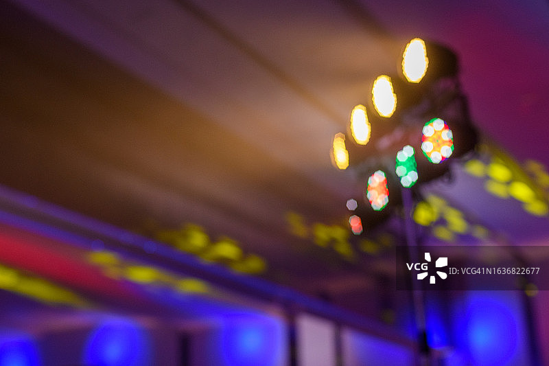 摇滚音乐会彩色灯光虚化背景图片素材