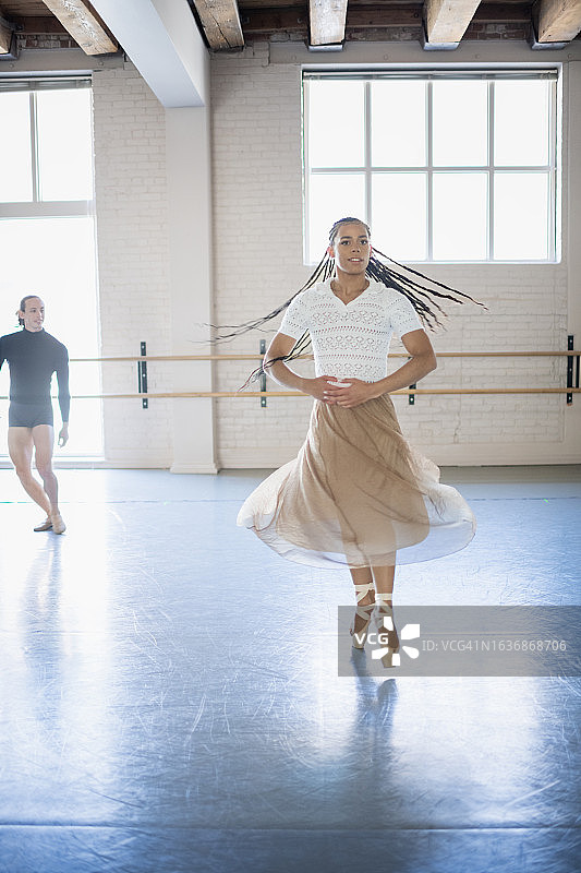 芭蕾舞工作室里排练的两位舞者图片素材