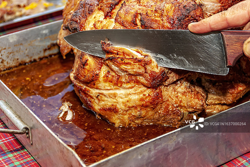 在烤盘上切片的烤猪蹄髈图片素材