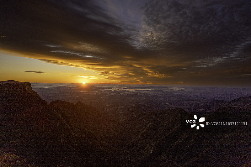 巴西拉斯卓河山脉顶峰的日出景象图片素材