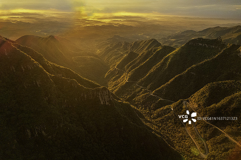 巴西拉斯卓河山脉顶峰的日出景象图片素材