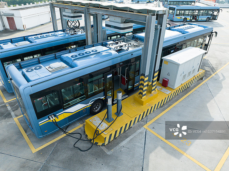正在充电的电动巴士图片素材