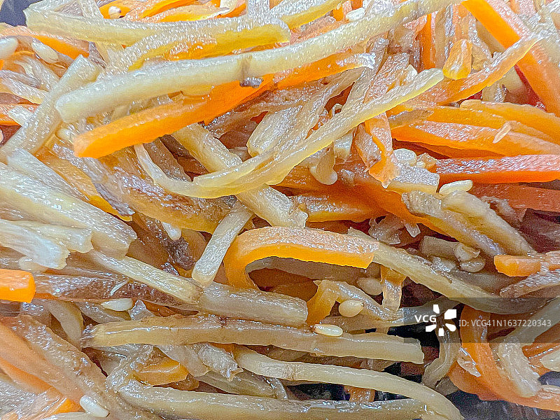 日式传统下酒菜：红烧牛蒡根特写，富含膳食纤维图片素材