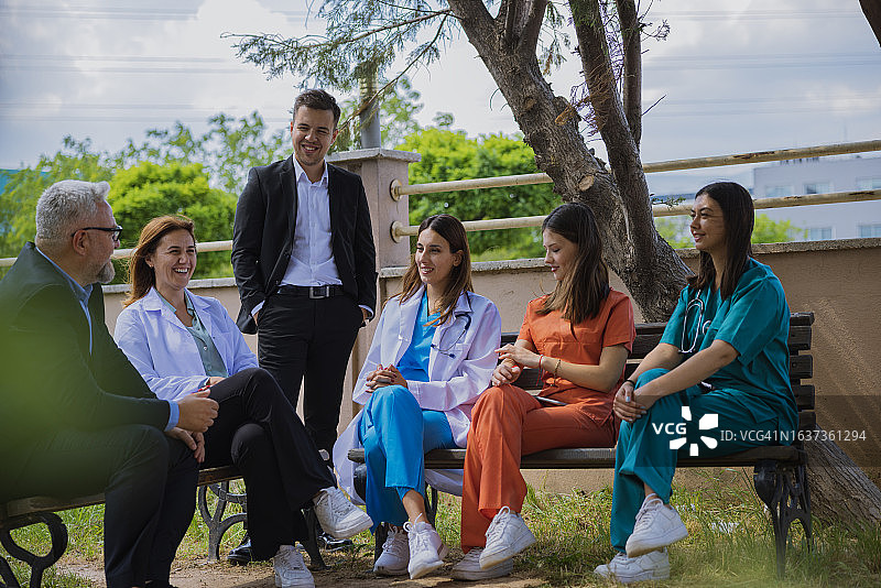 医院和疗养院员工在花园里举行高效会议图片素材