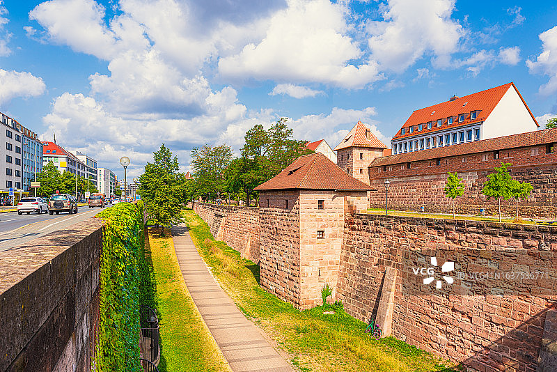 德国纽伦堡的城市景观，设有防御墙和护城河图片素材