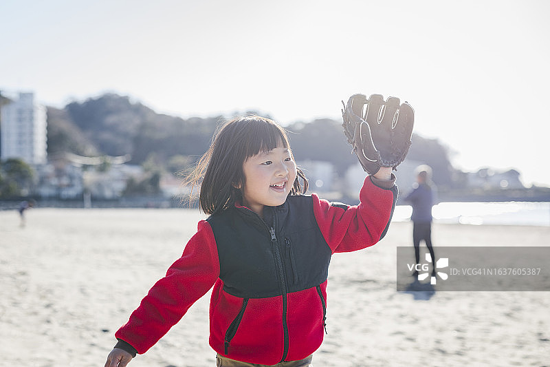 在海滩上玩耍的女孩图片素材