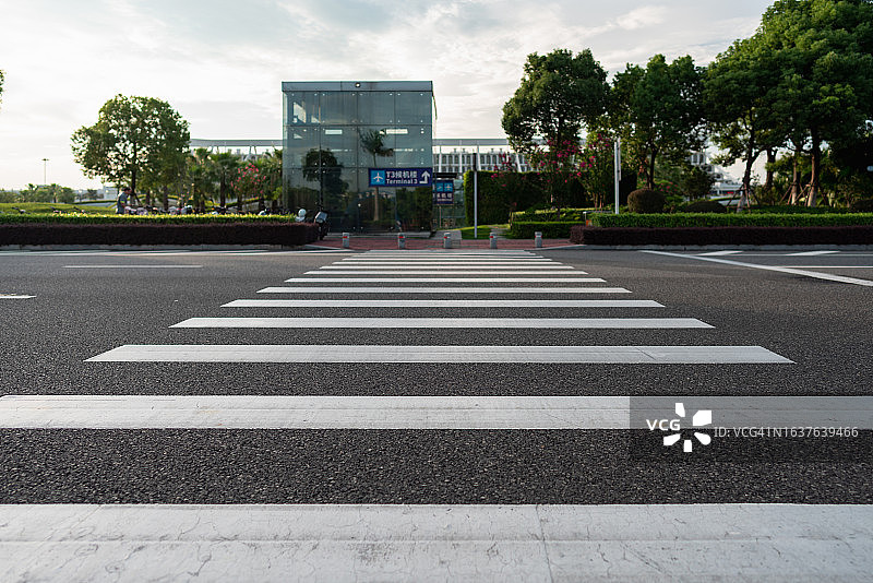 城市中空旷的斑马线图片素材