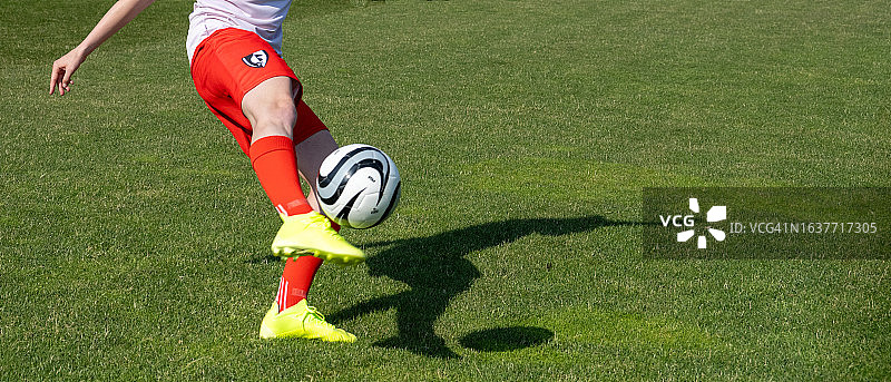 女性足球运动员踢球图片素材