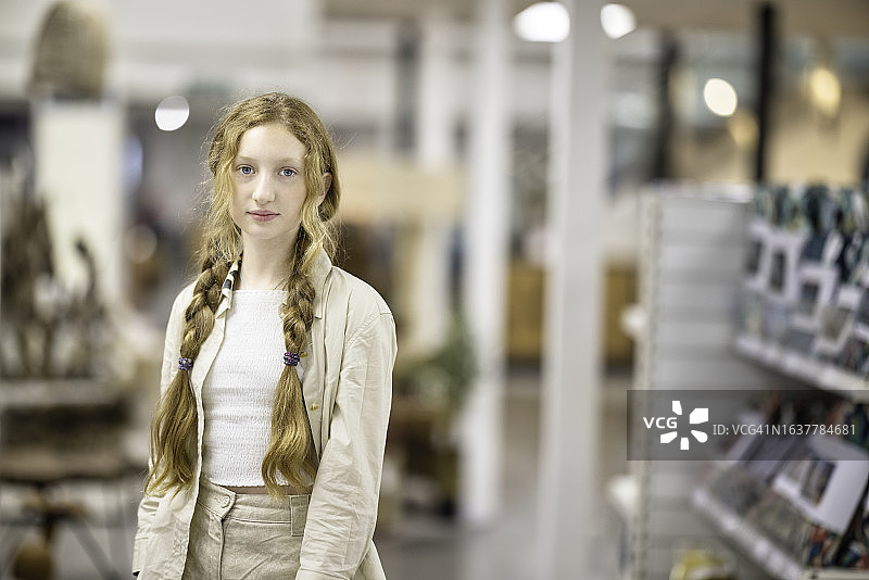 年轻女孩在商店里浏览商品图片素材