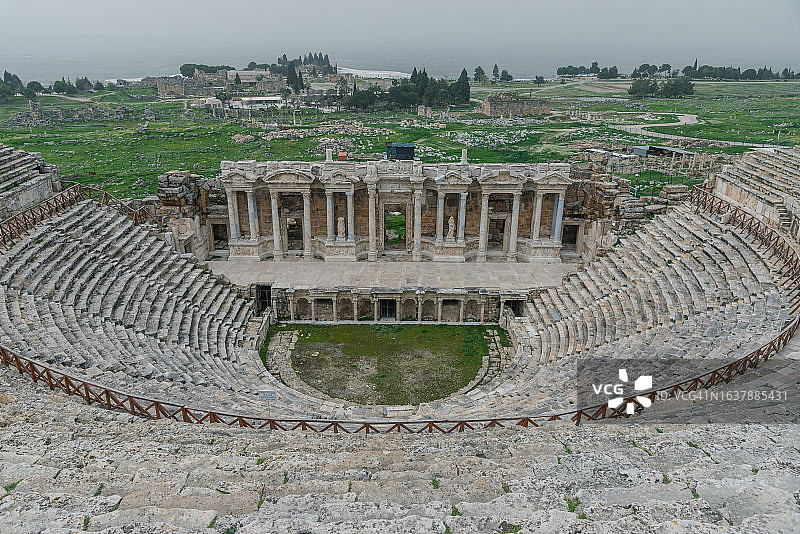 多云天气下土耳其棉花堡希拉波利斯剧院图片素材
