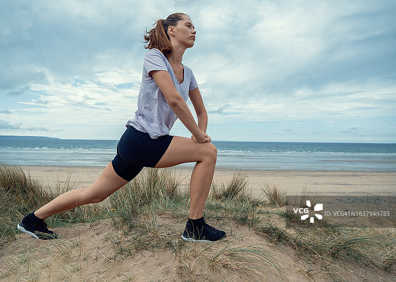 在沙丘中伸展身体图片素材