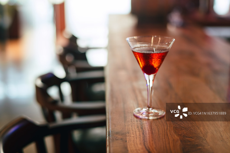 吧台上的曼哈顿鸡尾酒图片素材