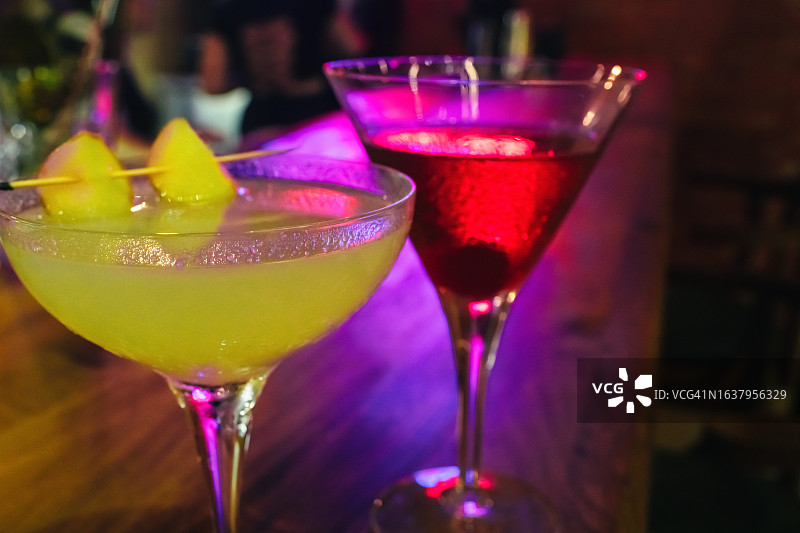 吧台上的曼哈顿和玛格丽特鸡尾酒图片素材