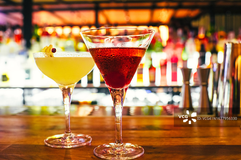 吧台上的曼哈顿和玛格丽特鸡尾酒图片素材