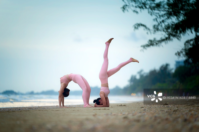 海滩瑜伽图片素材