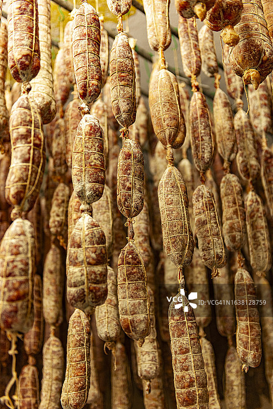皮埃蒙特，萨拉米香肠生产图片素材