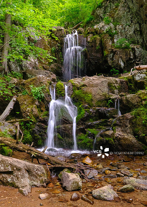 多伊尔斯河瀑布的春色（竖版）图片素材