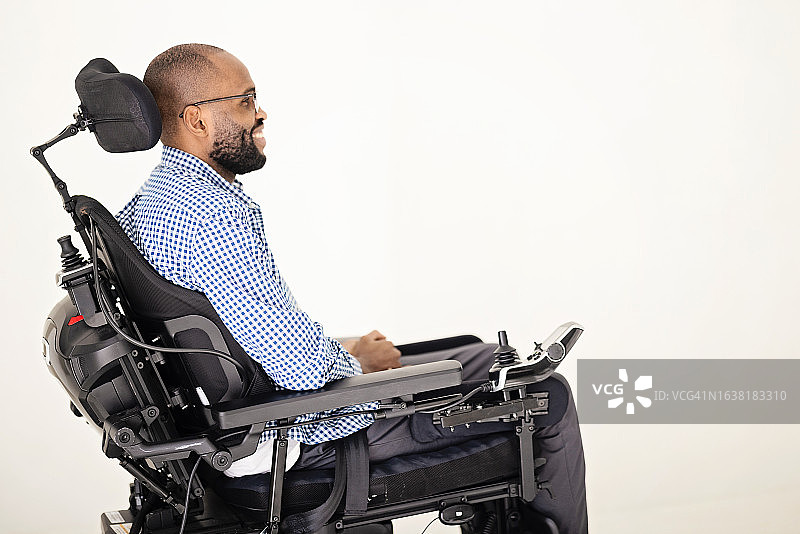 坐在轮椅上的黑人男子侧面照图片素材