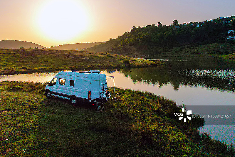 房车旅行生活方式，假日与宁静图片素材