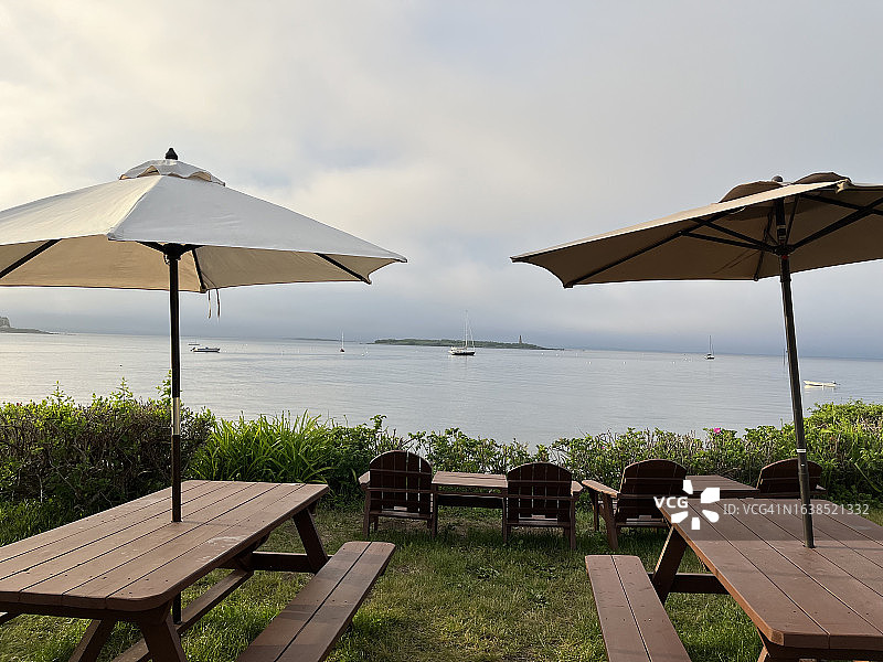 迷人的野餐桌和遮阳伞水景图片素材