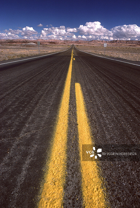 古老的沙漠公路图片素材