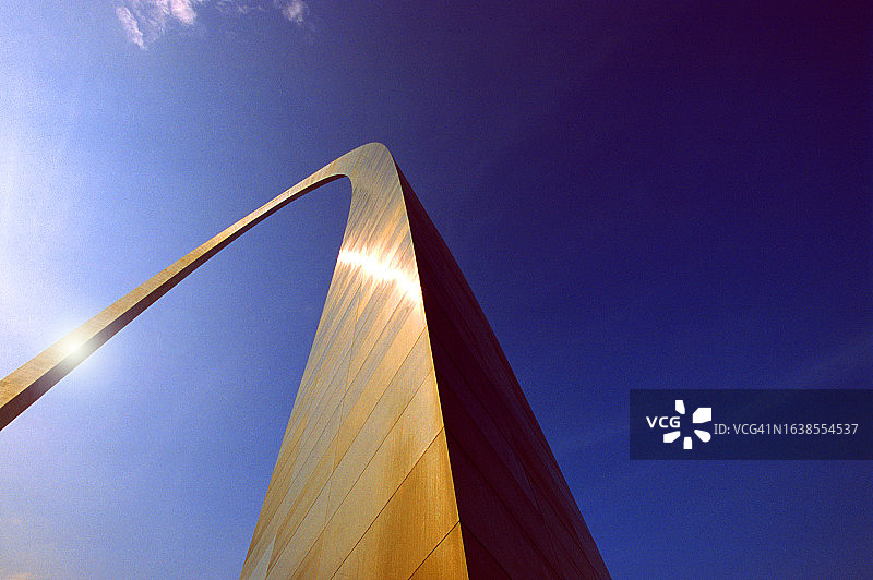 日出时分的圣路易斯拱门图片素材