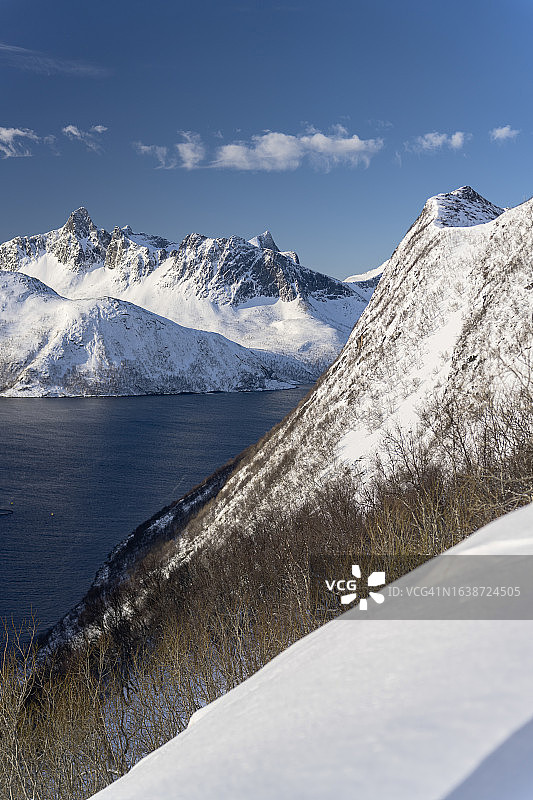 冬季白雪皑皑的山峰图片素材