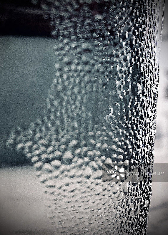 玻璃上的水珠图片素材