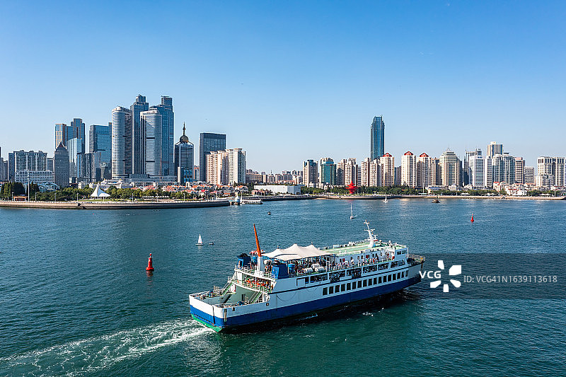 中国山东青岛东部沿海城市天际线邮轮无人机视角图片素材