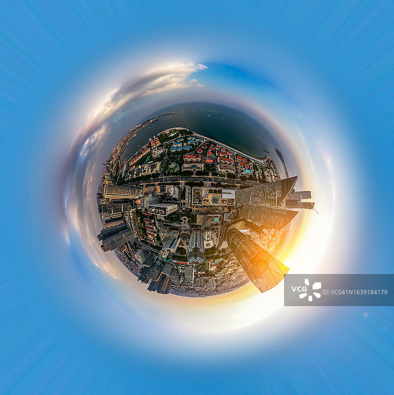 中国山东省青岛市东部沿海城市日落时的无人机视角360度景观图片素材