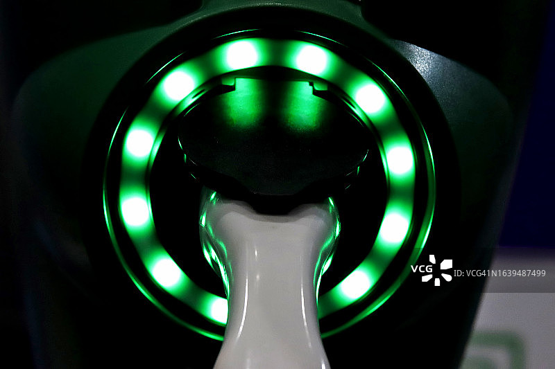 在充电站充电的电动汽车图片素材