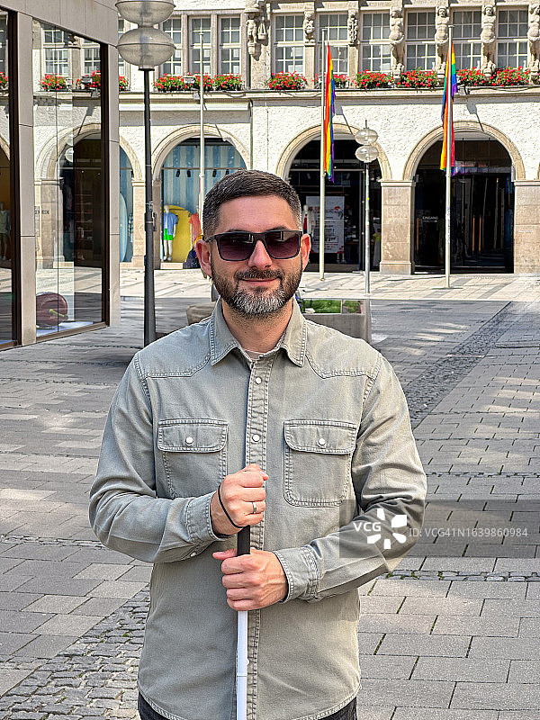 持有手杖的视障白人男子肖像图片素材