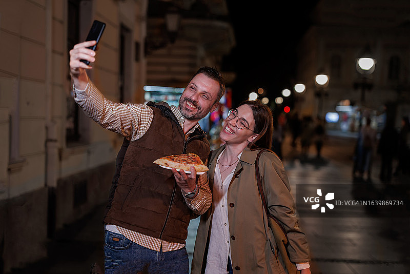 情侣在城市街道上创造难忘的回忆图片素材