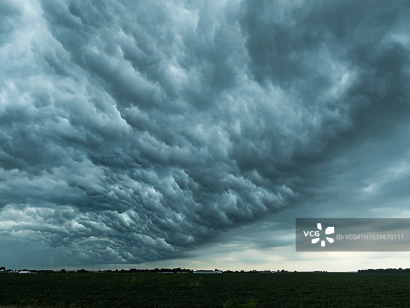 平原上空的乳状风暴云图片素材