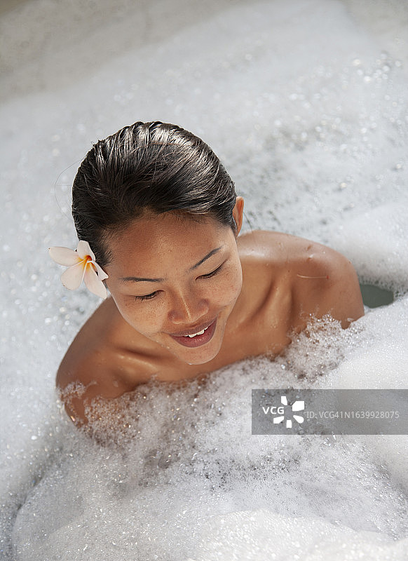 泡在泡沫浴中的女人图片素材